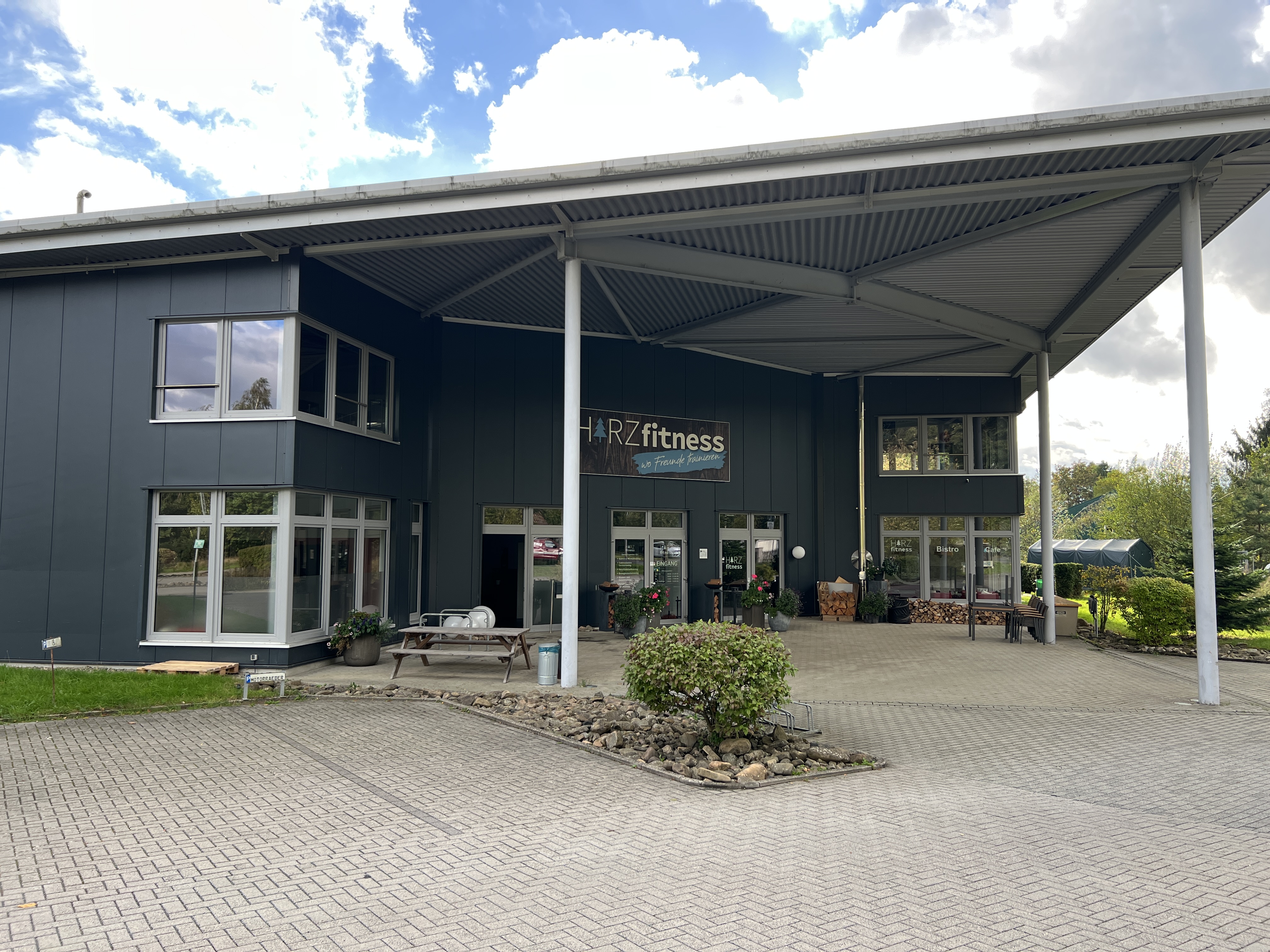 Außenansicht des HARZ fitness in Osterode am Harz, Standort von SHIFT Diagnostik
