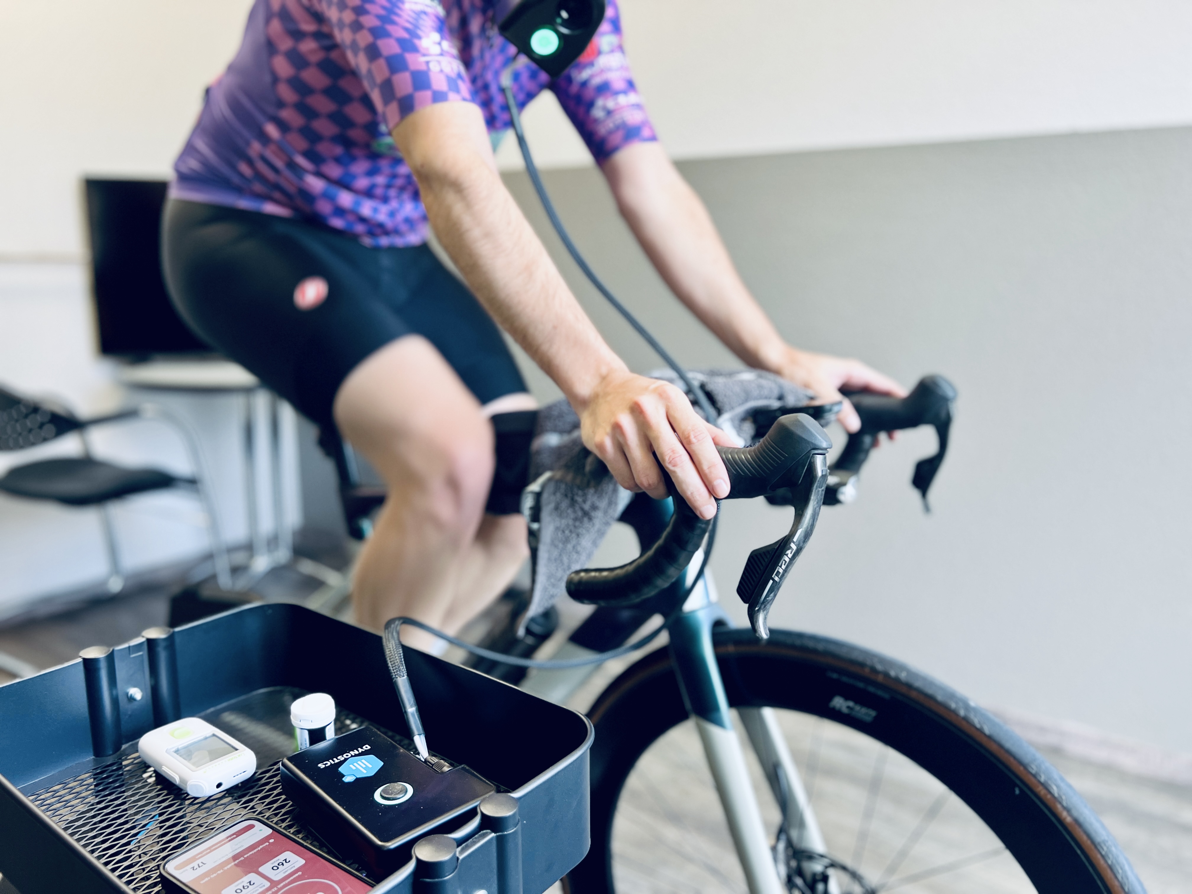 Spiroergometrie auf dem Rennrad mit Messgeräten bei SHIFT Diagnostik