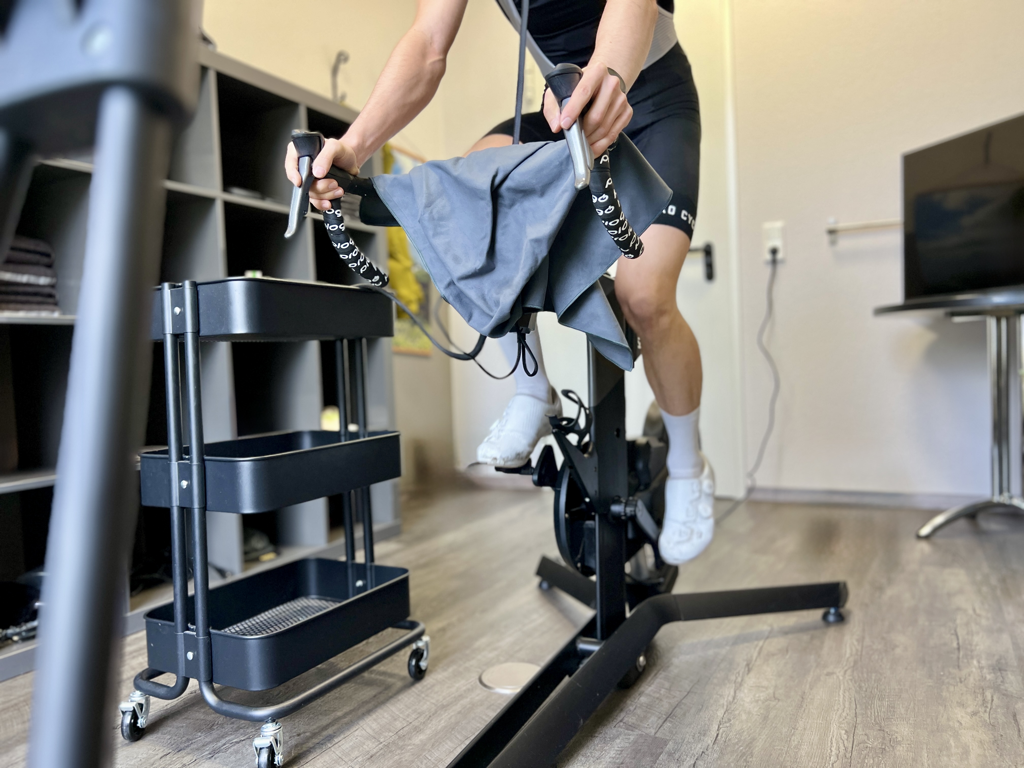 Fahrradergometer und Diagnostikausrüstung im Untersuchungsraum