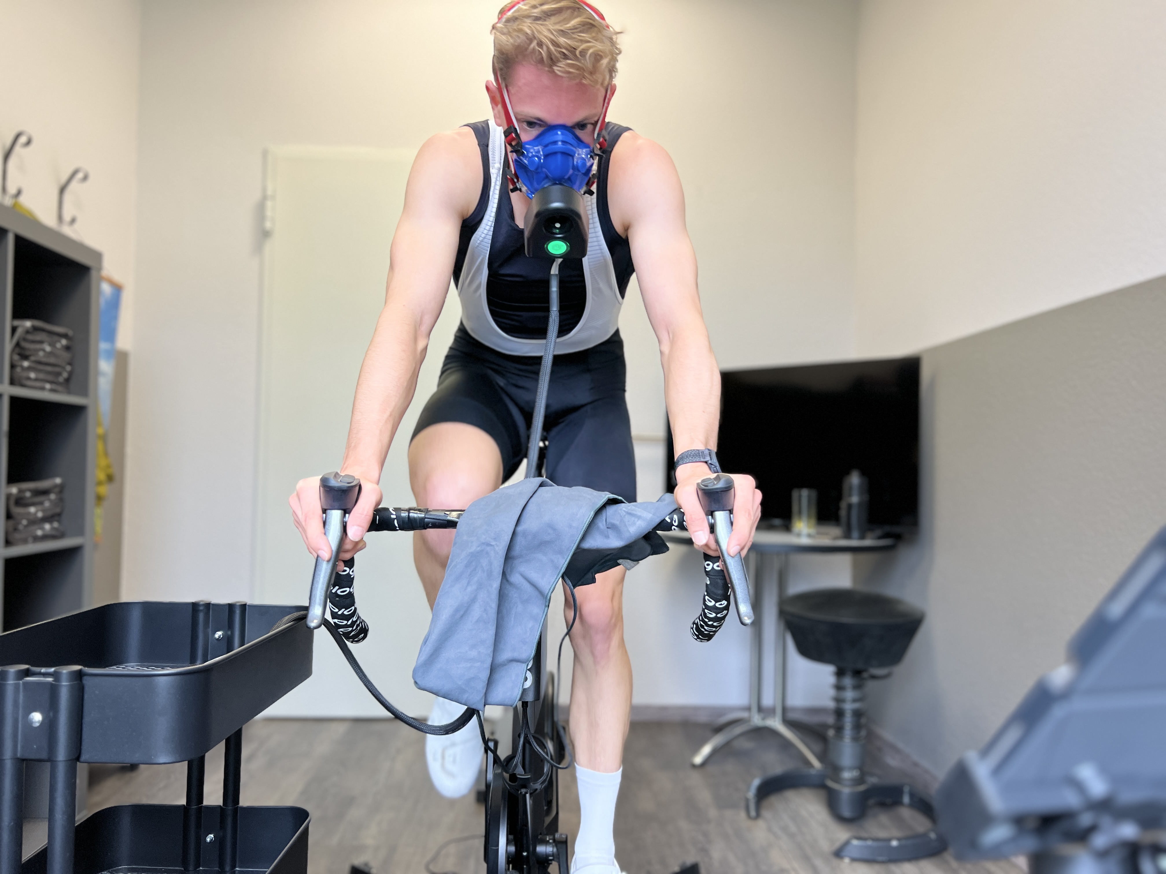 Athlet bei einer Spiroergometrie auf dem Fahrradergometer