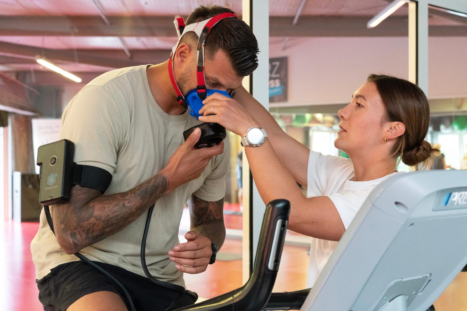 Dr. med. Joëlle Rusteberg legt einem Sportler die Atemmaske für die Spiroergometrie an