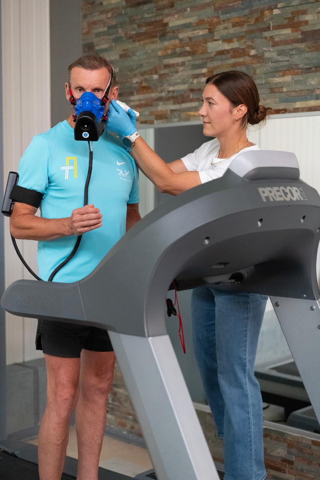 VO₂max-Test auf dem Laufband mit Atemmaske unter sportmedizinischer Betreuung